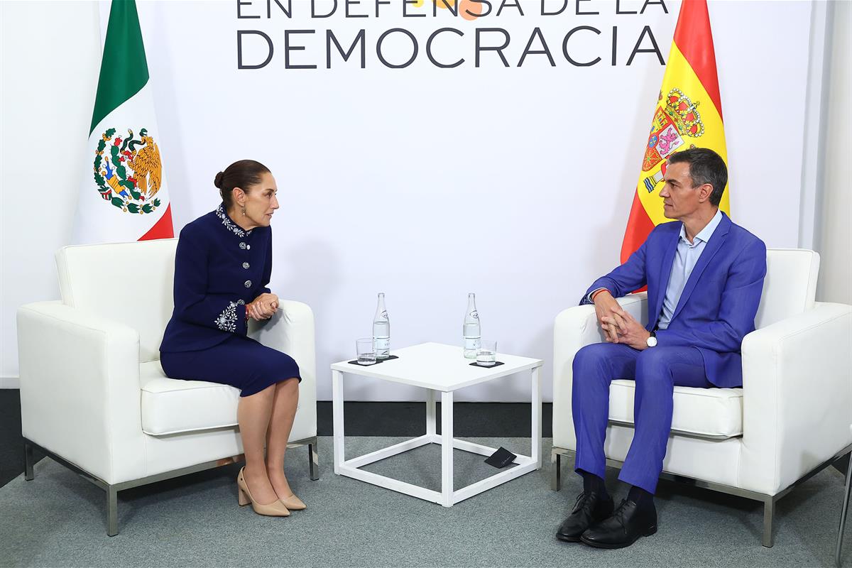 El presidente del Gobierno junto a la presidenta de M&eacute;xico