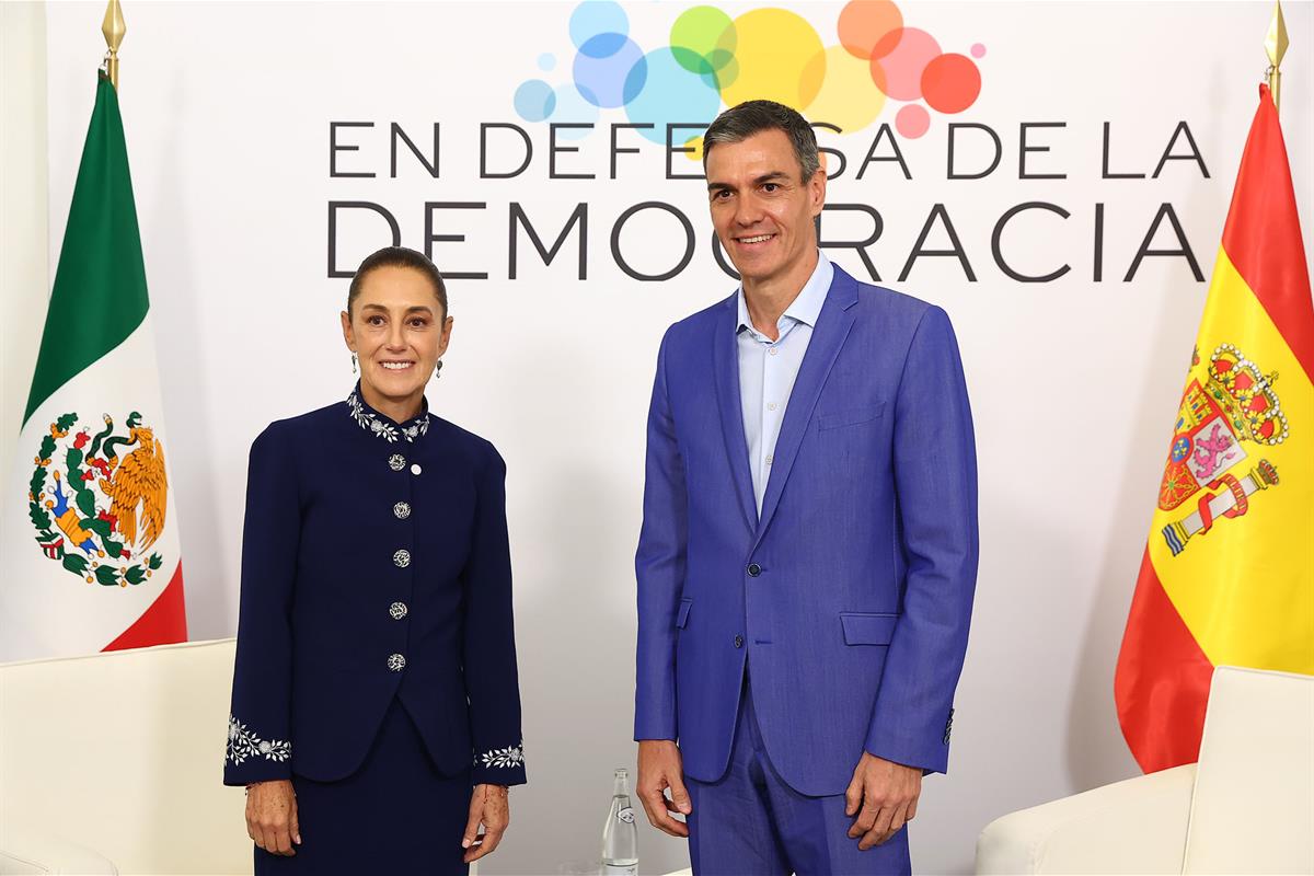 18/04/2026. Pedro Sánchez participa en la IV Reunión 'En Defensa de la Democracia'. El presidente del Gobierno, Pedro Sánchez, durante su en...