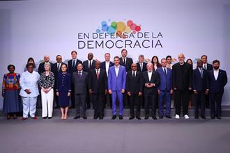 Foto familia de la IV Reunión "En Defensa de la Democracia"