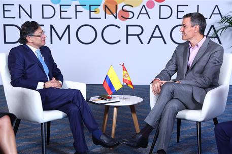 18/04/2026. Pedro Sánchez participa en la IV Reunión 'En Defensa de la Democracia'. El presidente del Gobierno, Pedro Sánchez, durante su en...