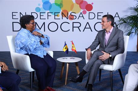 18/04/2026. Pedro Sánchez participa en la IV Reunión 'En Defensa de la Democracia'. El presidente del Gobierno, Pedro Sánchez, se reúne con ...