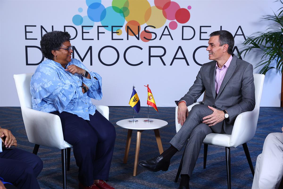 18/04/2026. Pedro Sánchez participa en la IV Reunión 'En Defensa de la Democracia'. El presidente del Gobierno, Pedro Sánchez, se reúne con ...