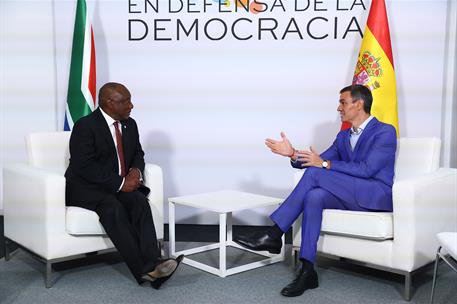 18/04/2026. Pedro Sánchez participa en la IV Reunión 'En Defensa de la Democracia'. El presidente del Gobierno, Pedro Sánchez, se reúne con ...