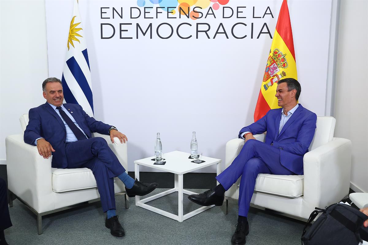 18/04/2026. Pedro Sánchez participa en la IV Reunión 'En Defensa de la Democracia'. El presidente del Gobierno, Pedro Sánchez, con el presid...