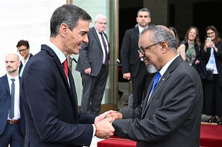 Pedro Sánchez saluda al director general de la Organización Mundial de la Salud (OMS), Tedros Adhanom. 