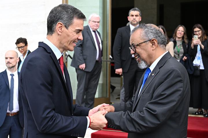 Pedro Sánchez saluda al director general de la Organización Mundial de la Salud (OMS), Tedros Adhanom.