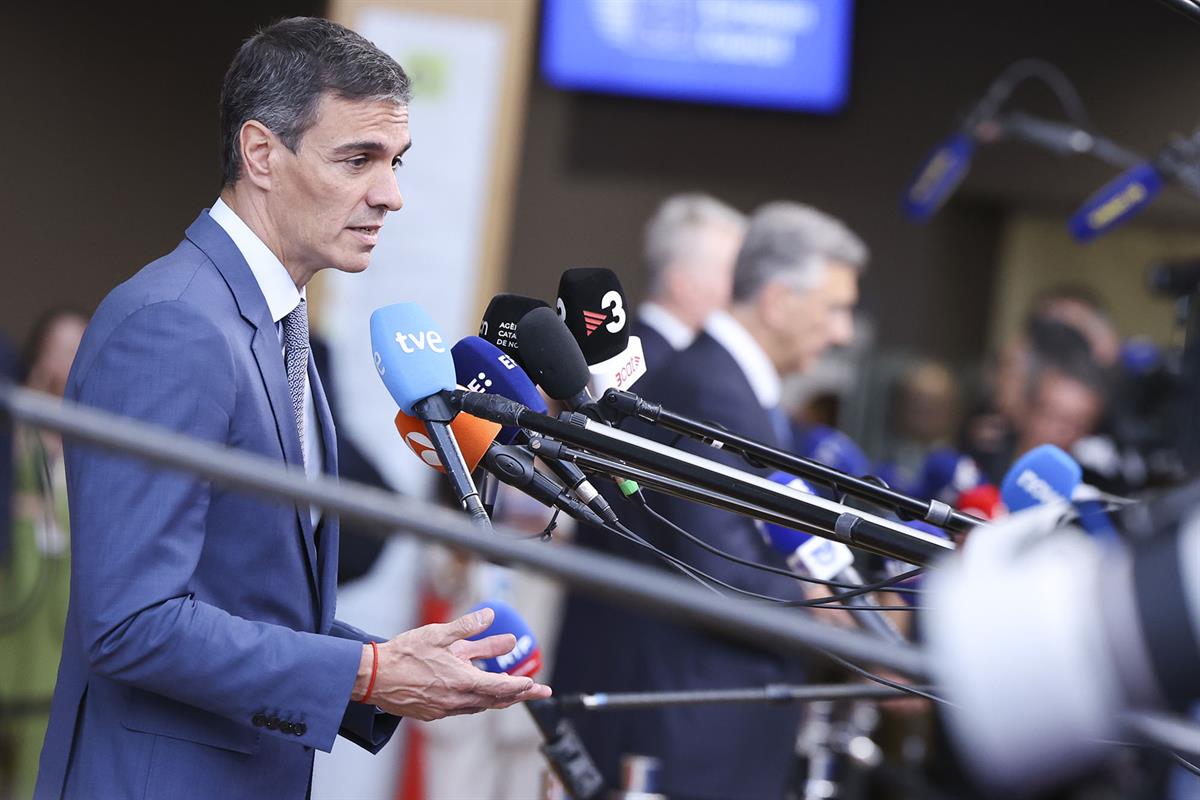 18/06/2026. Pedro Sánchez participa en la reunión del Consejo Europeo. El presidente del Gobierno, Pedro Sánchez, atiende a los medios de co...