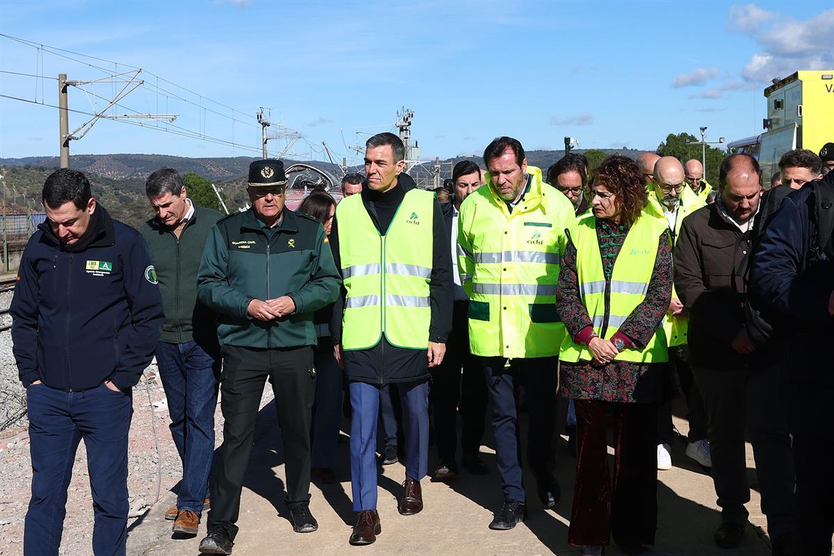 19/01/2026. El presidente visita la zona afectada por el accidente ferroviario de Adamuz (Córdoba). El presidente del Gobierno, Pedro Sánche...
