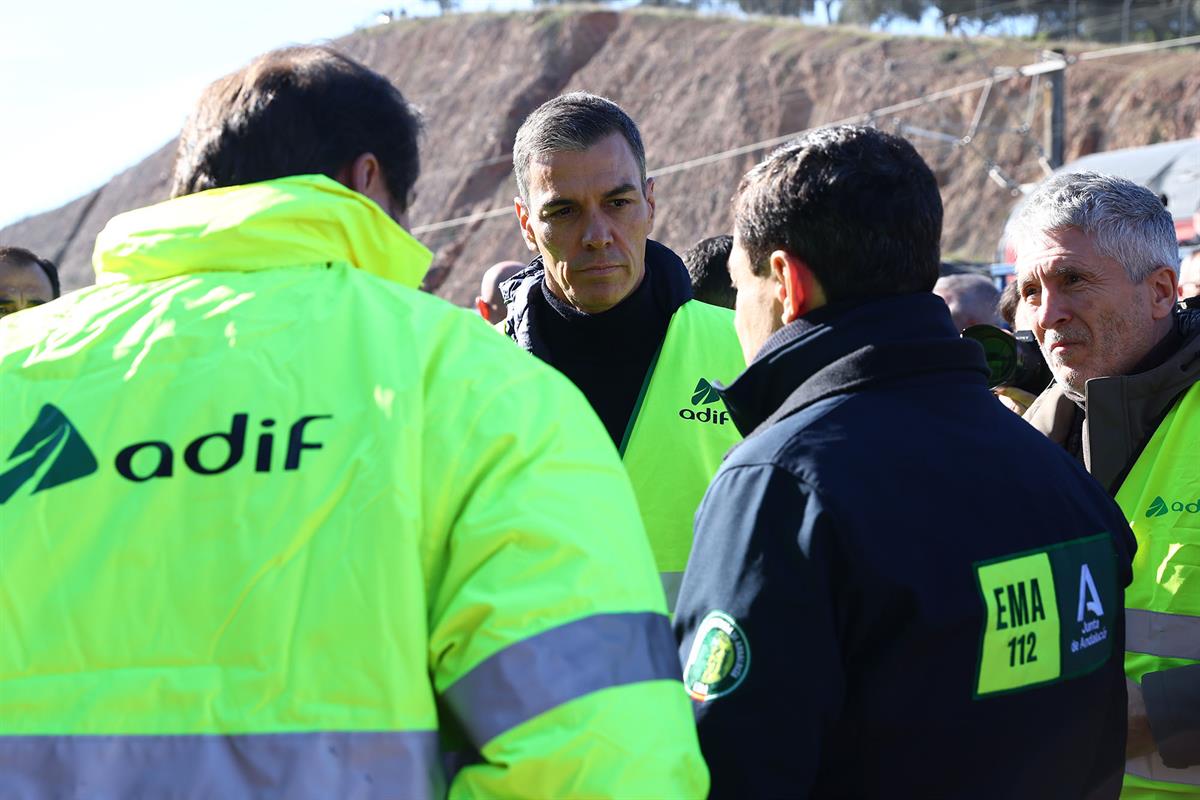 19/01/2026. El presidente visita la zona afectada por el accidente ferroviario de Adamuz (Córdoba). El presidente del Gobierno, Pedro Sánche...