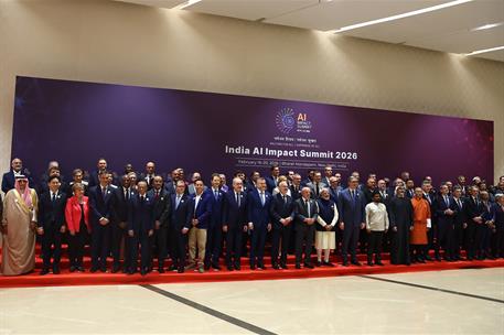 19/02/2026. Pedro Sánchez Global AI India. Foto de familia con los jefes de delegación asistentes a la Cumbre Global sobre el Impacto de la IA 2026.