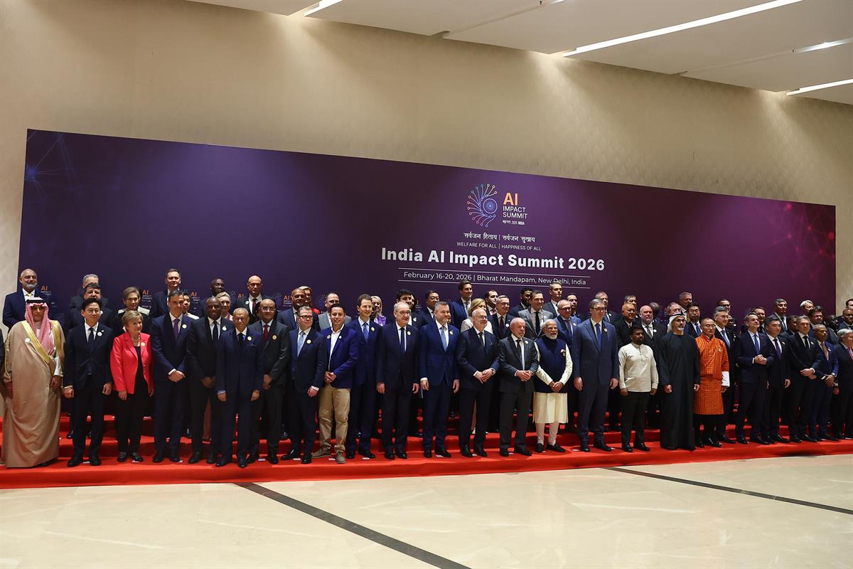 19/02/2026. Pedro Sánchez Global AI India. Foto de familia con los jefes de delegación asistentes a la Cumbre Global sobre el Impacto de la IA 2026.
