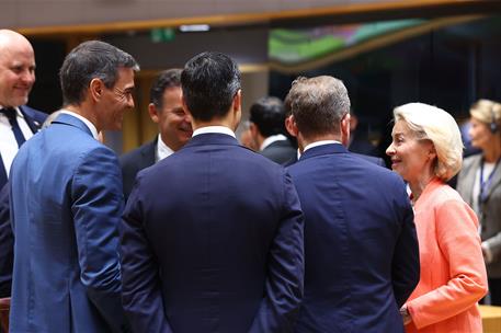 19/06/2026. Pedro Sánchez participa en la reunión del Consejo Europeo en Bruselas. El presidente del Gobierno, Pedro Sánchez, con algunas de...