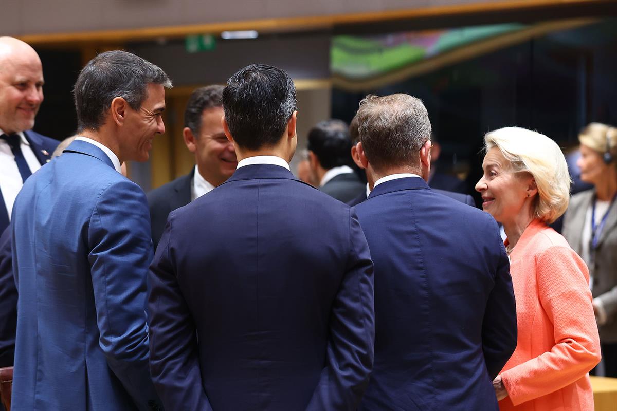 19/06/2026. Pedro Sánchez participa en la reunión del Consejo Europeo en Bruselas. El presidente del Gobierno, Pedro Sánchez, con algunas de...