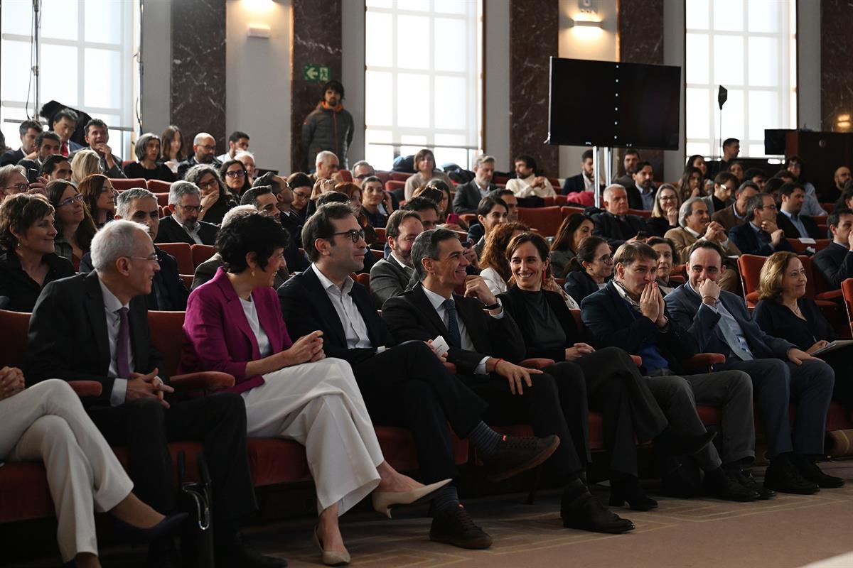 El presidente del Gobierno, Pedro S&aacute;nchez, y varios ministros de su Ejecutivo en el acto de clausura del seminario