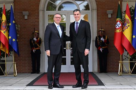 20/04/2026. Pedro Sánchez recibe al presidente de Portugal, António José Martins Seguro. El presidente del Gobierno, Pedro Sánchez, junto al...