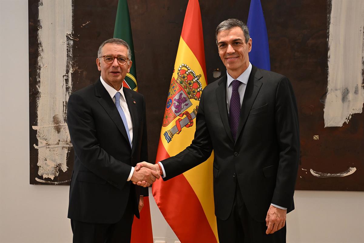 20/04/2026. Pedro Sánchez recibe al presidente de Portugal, António José Martins Seguro. El presidente del Gobierno, Pedro Sánchez, junto al...