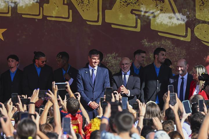 20/07/2026. Pedro Sánchez recibe a la selección española de fútbol. El presidente del Gobierno, Pedro Sánchez, junto al seleccionador, Luis ...