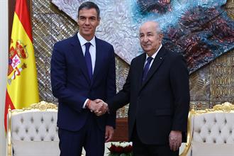 Pedro Sánchez es recibido por el presidente argelino, Abdelmajid Tebboune