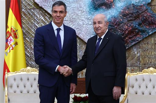 Pedro Sánchez es recibido por el presidente argelino, Abdelmajid Tebboune
