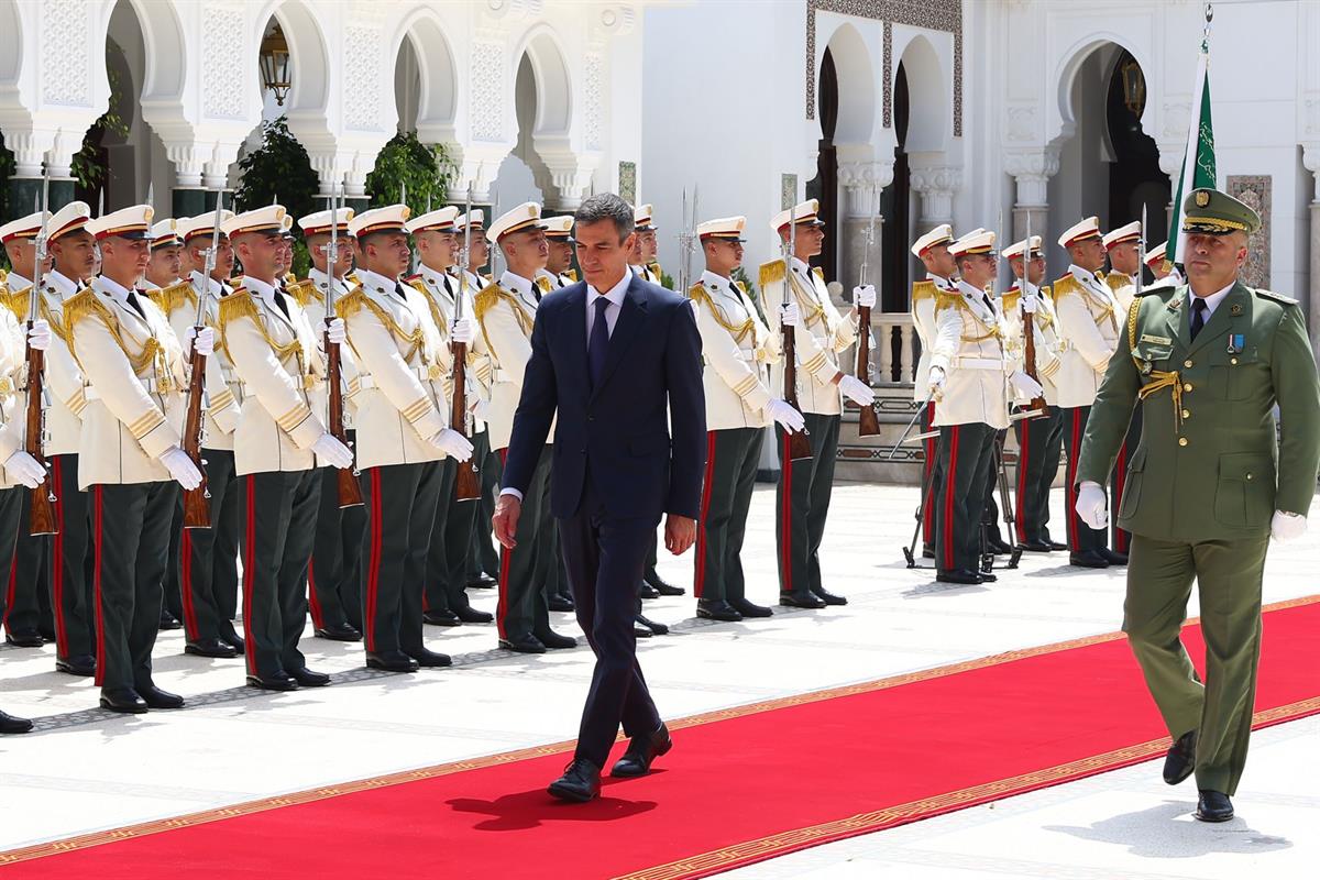 El residente del Gobierno, Pedro S&aacute;nchez, en un momento de la revista a las tropas durante la ceremonia de recibimiento oficial.