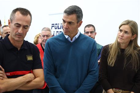 20/10/2026. Pedro Sánchez visita el Puesto de Mando Avanzado en Oliva (Valencia) y se reúne con alcaldes de municipios afectados por la DANA...