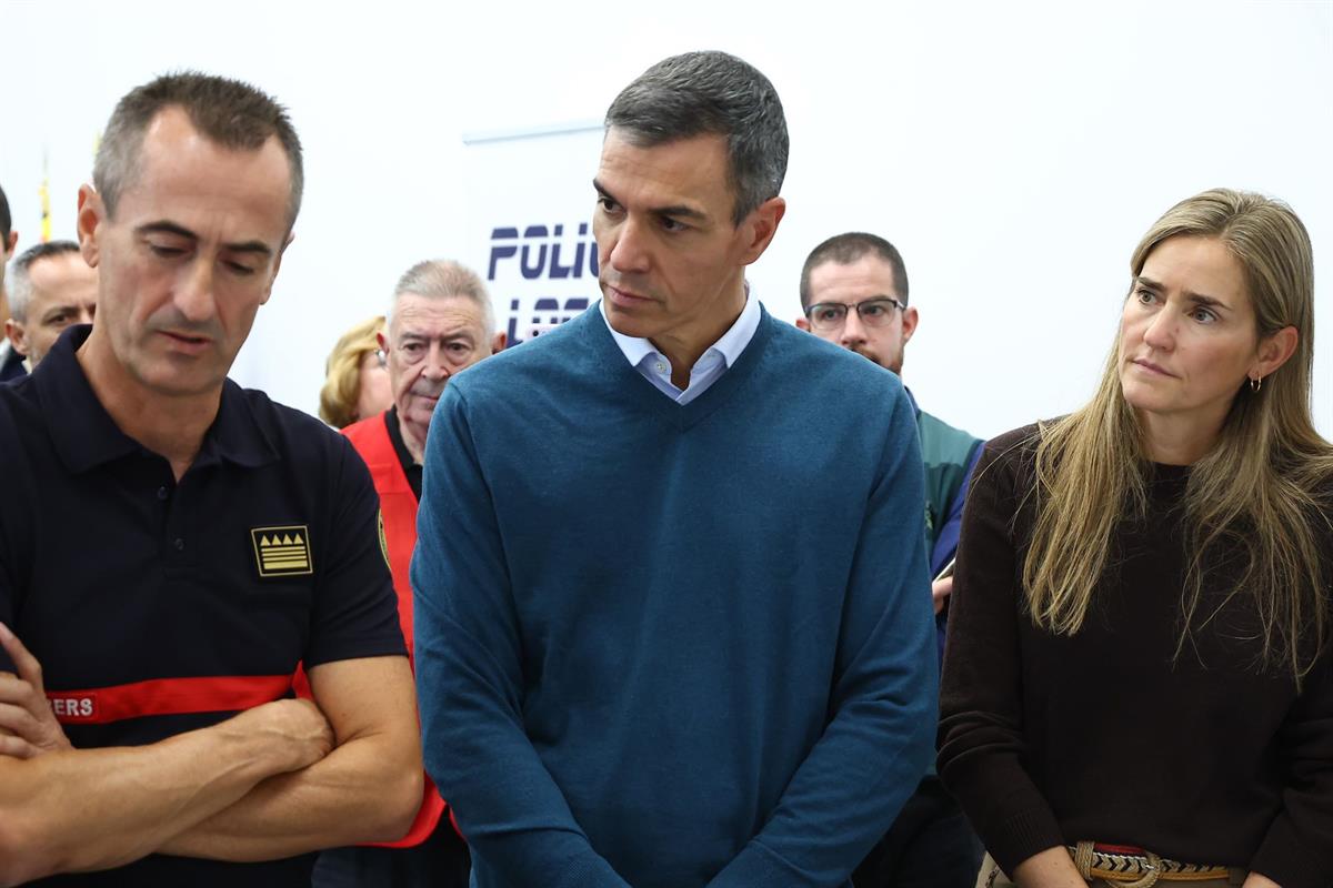 20/10/2026. Pedro Sánchez visita el Puesto de Mando Avanzado en Oliva (Valencia) y se reúne con alcaldes de municipios afectados por la DANA...