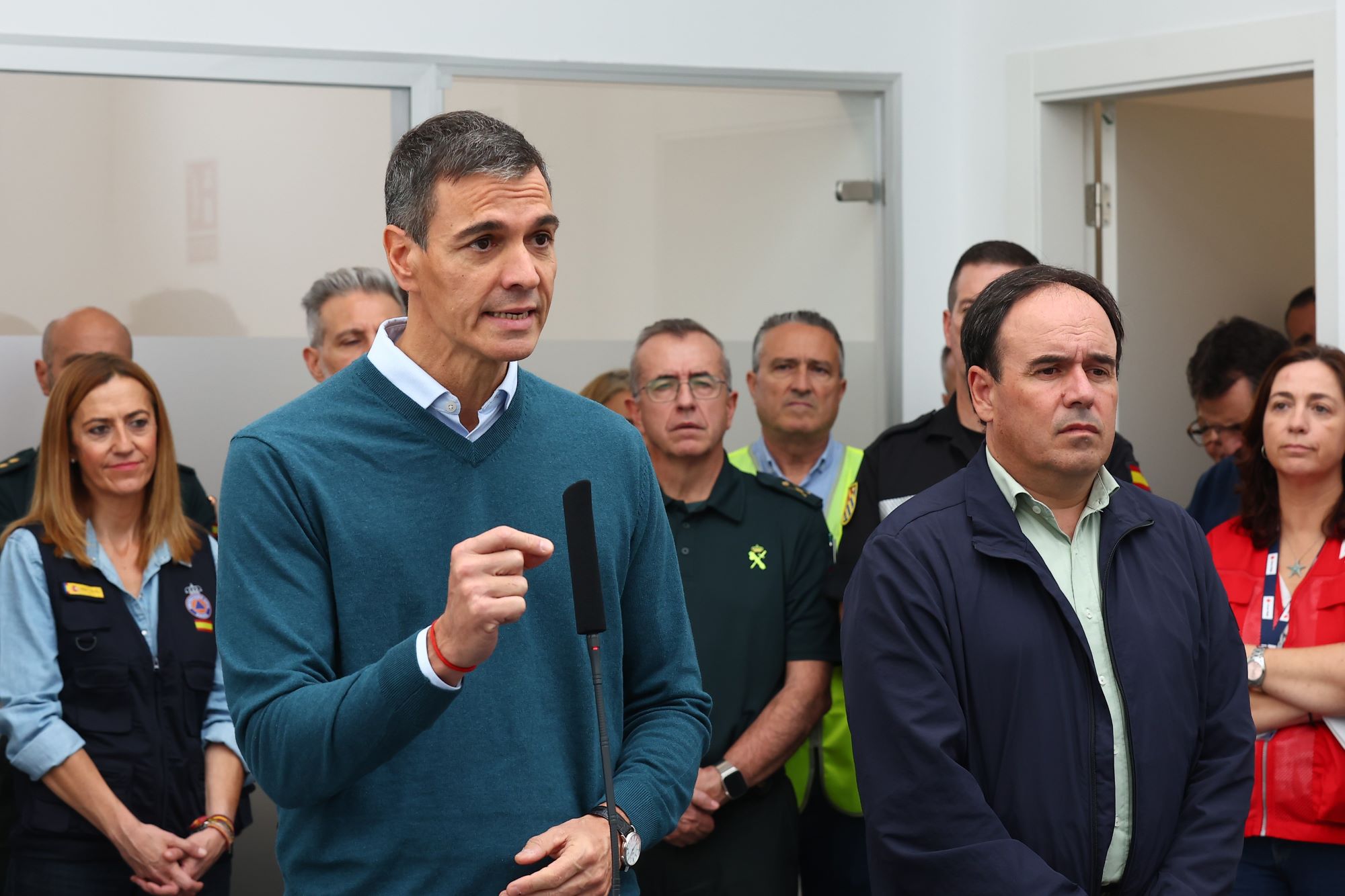 20/10/2026. Pedro Sánchez visita el Puesto de Mando Avanzado en Oliva (Valencia) y se reúne con alcaldes de municipios afectados por la DANA...