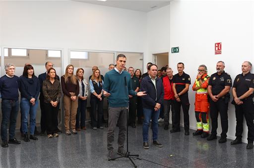 20/10/2026. Pedro Sánchez visita el Puesto de Mando Avanzado en Oliva (Valencia) y se reúne con alcaldes de municipios afectados por la DANA...