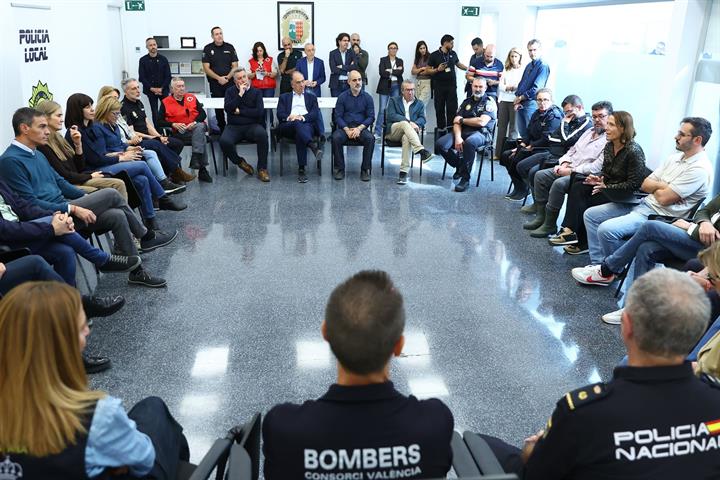 20/10/2026. Pedro Sánchez visita el Puesto de Mando Avanzado en Oliva (Valencia) y se reúne con alcaldes de municipios afectados por la DANA...