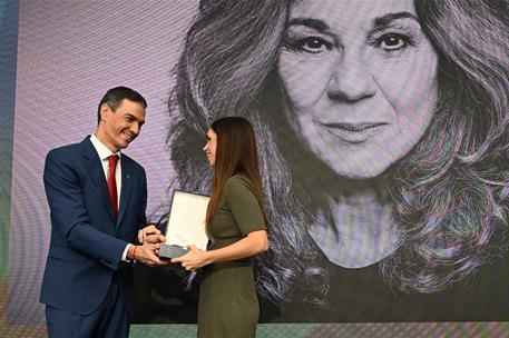 21/02/2026. Pedro Sánchez homenaje pueblo gitano. El presidente del Gobierno, Pedro Sánchez, entrega la Gran Cruz de la Orden Civil de Alfon...