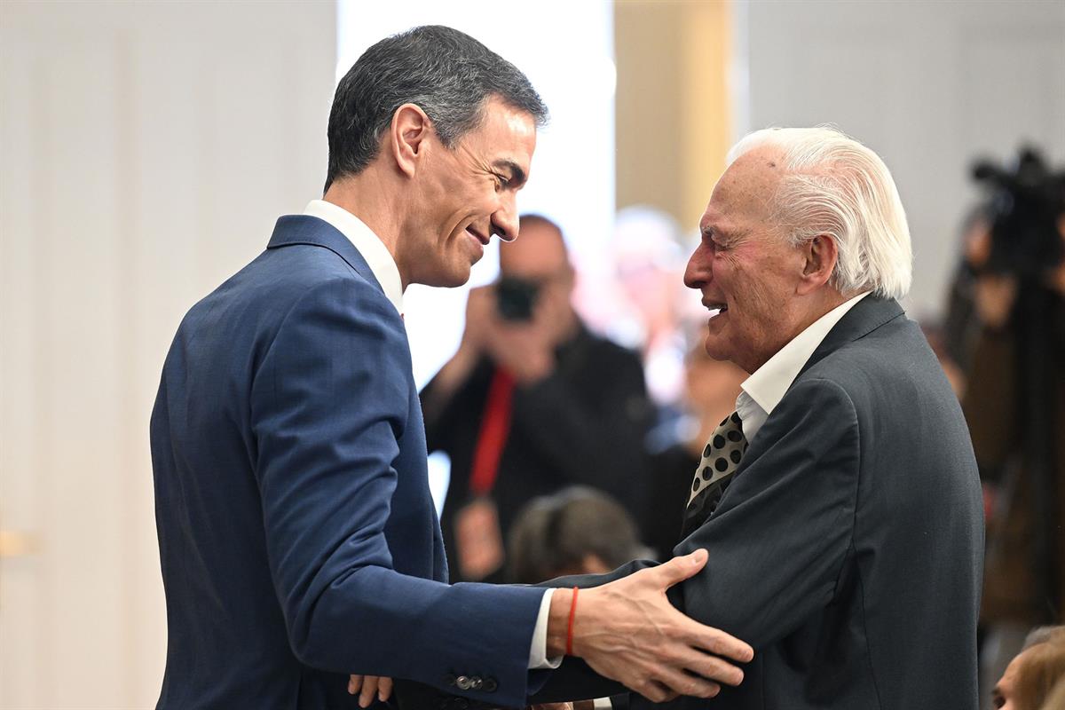 21/02/2026. Pedro Sánchez homenaje pueblo gitano. El presidente del Gobierno, Pedro Sánchez, saludando a Juan de Dios Ramírez Heredia, uno d...
