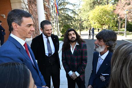 21/02/2026. Pedro Sánchez homenaje pueblo gitano. El presidente del Gobierno, Pedro Sánchez, charla con Emilio Fernández de los Santos "Cara...