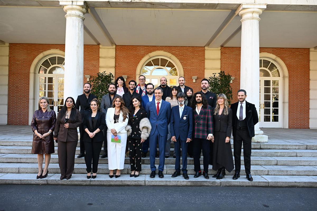 21/02/2026. Pedro Sánchez homenaje pueblo gitano. Foto de familia en las instalaciones del Palacio de La Moncloa.
