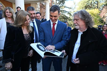 21/02/2026. Pedro Sánchez homenaje pueblo gitano. El Presidente del Gobierno, Pedro Sánchez, junto con dos de los asistentes al acto 'Gelem,...