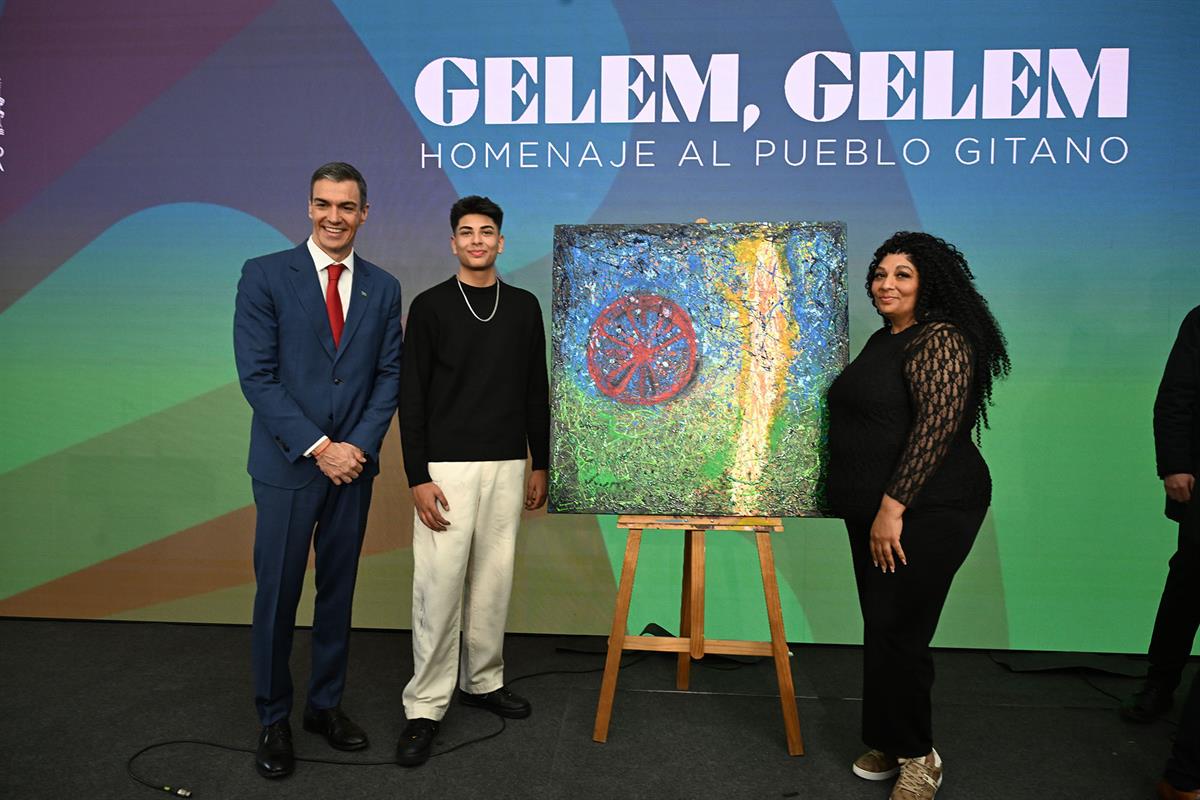 21/02/2026. Pedro Sánchez homenaje pueblo gitano. El presidente del Gobierno, Pedro Sánchez, junto a dos de los participantes en el acto de ...