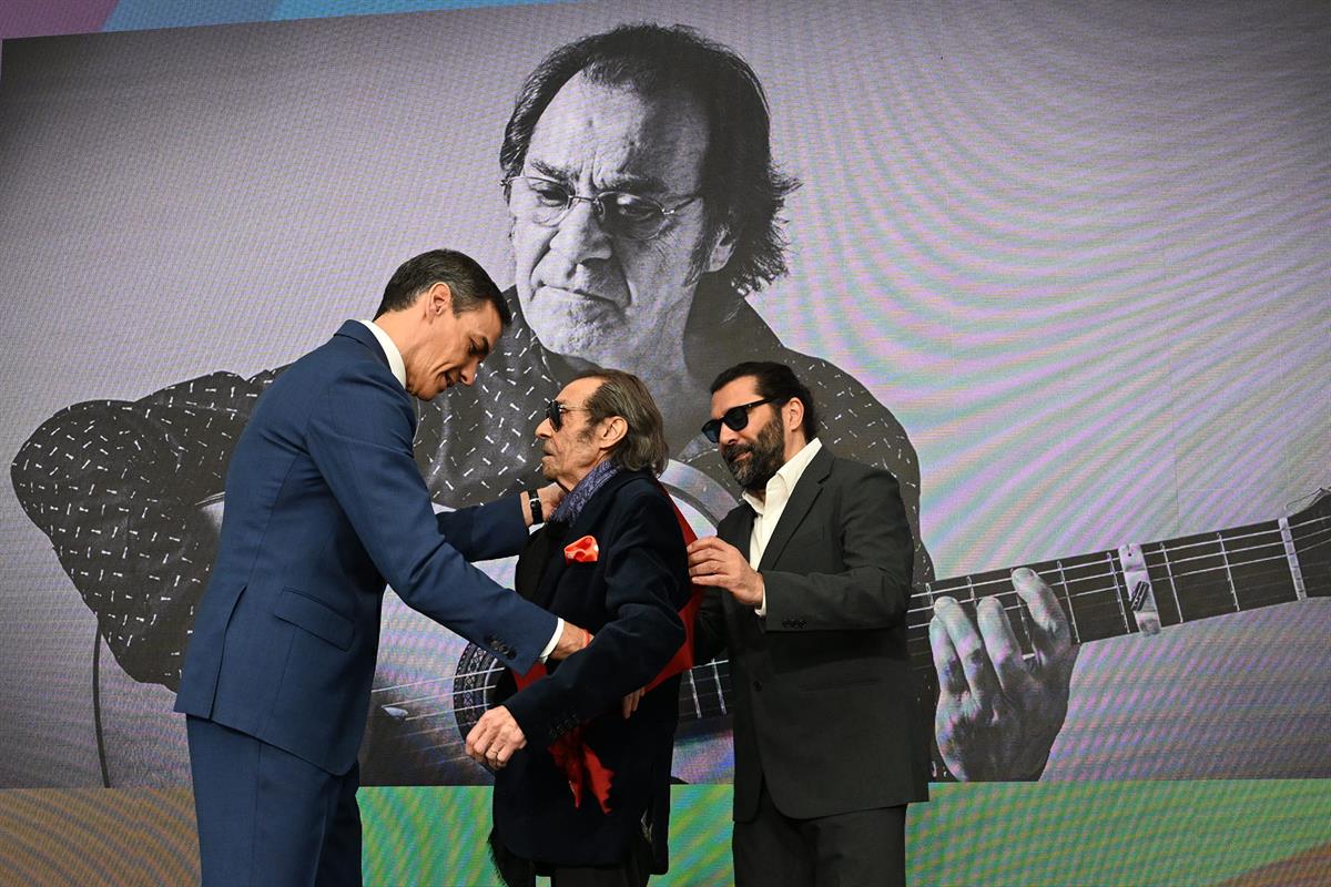 21/02/2026. Pedro Sánchez homenaje pueblo gitano. El presidente del Gobierno, Pedro Sánchez, entrega la Gran Cruz de la Orden Civil de Alfon...