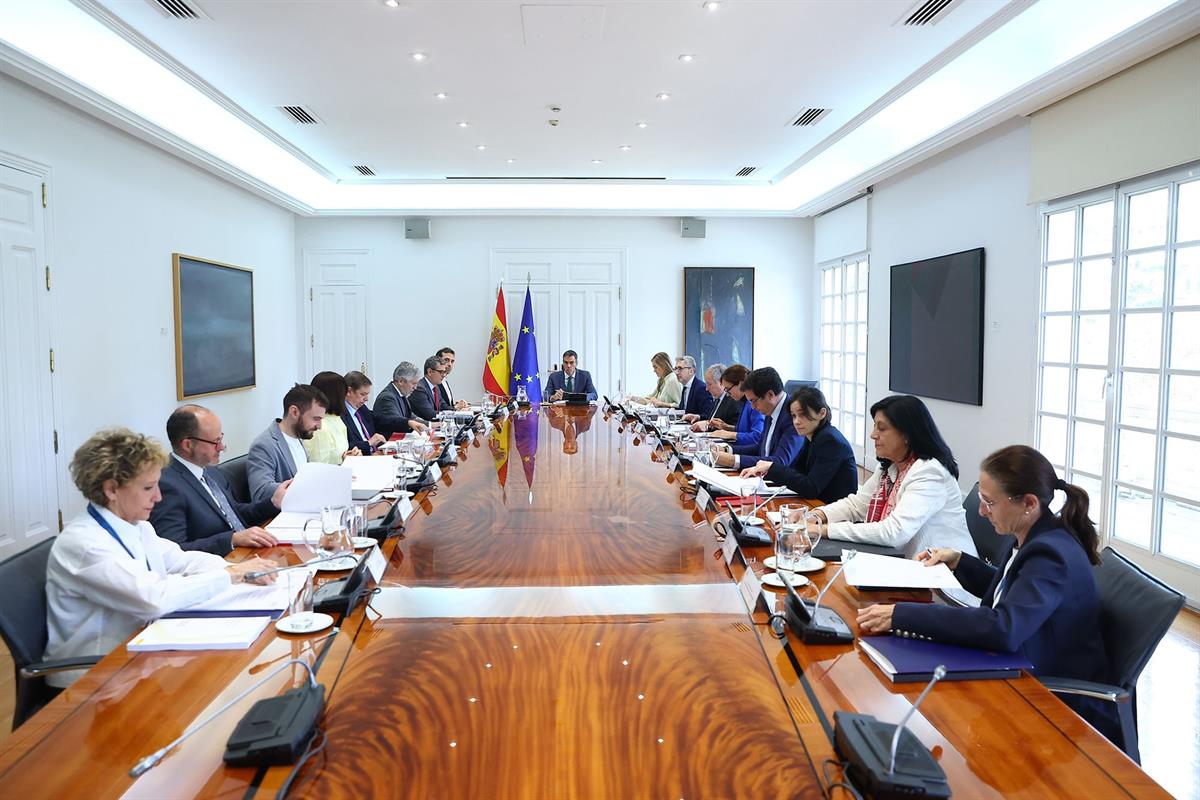 21/04/2026. Pedro Sánchez chairs the National Security Council. The President of the Government, Pedro Sánchez of Spain, along with the mini...