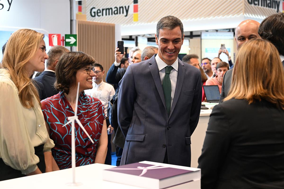 El presidente del Gobierno, Pedro S&aacute;nchez, durante su recorrido por los estand participantes