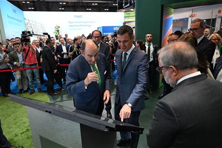 21/04/2026. Pedro Sánchez inaugura WindEurope 2026. El presidente del Gobierno, Pedro Sánchez, durante su recorrido por los estand participa...