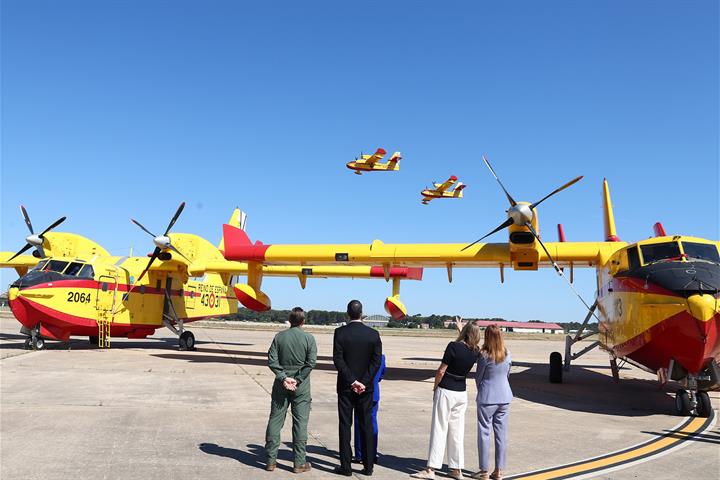 21/05/2026. Pedro Sánchez presenta la campaña de lucha contra incendios forestales 2026. Una patrulla de aviones de extinción de incendios s...