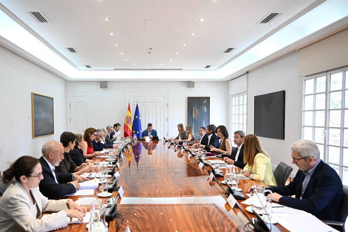 21/07/2026. Pedro Sánchez preside la reunión para el Trío de Eclipses.. El presidente del Gobierno, Pedro Sánchez, junto a otros miembros de...