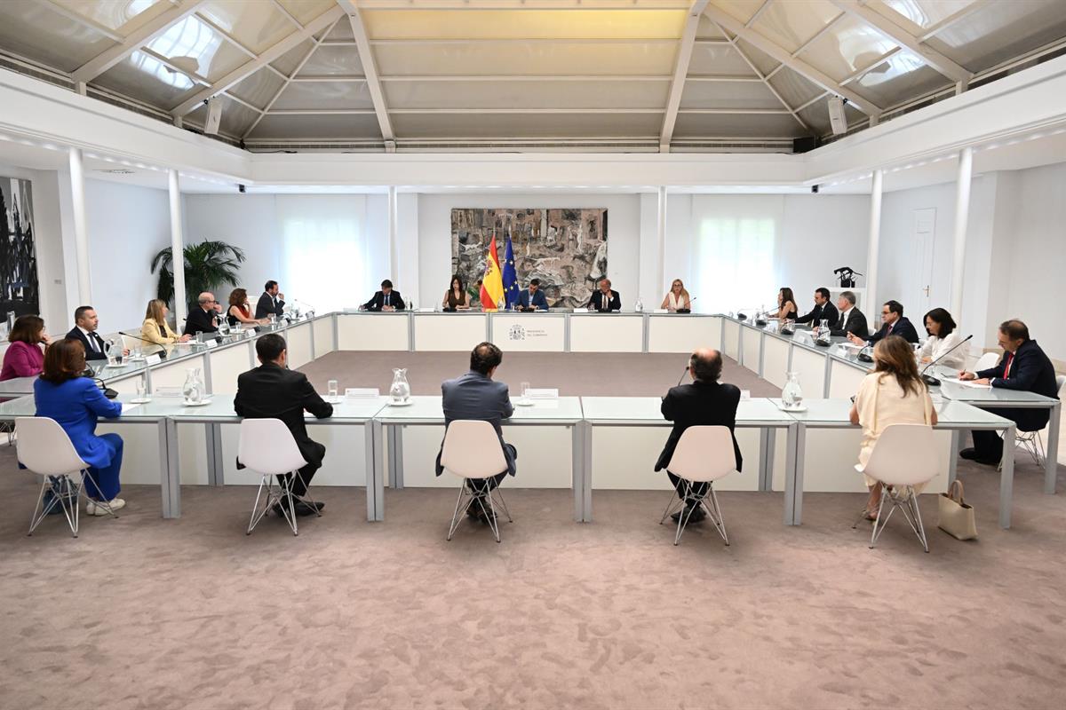 21/07/2026. Pedro Sánchez mantiene un encuentro con representantes de la CRUE. El presidente del Gobierno, Pedro Sánchez, durante el encuent...