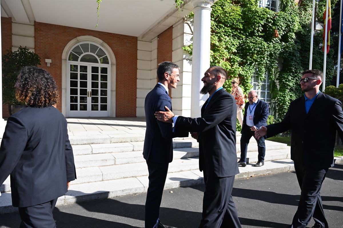 20/07/2026. Pedro Sánchez welcomes the national football team to Moncloa Palace. The President of the Government of Spain, Pedro Sánchez, co...