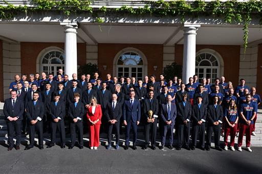 20/07/2026. Pedro Sánchez welcomes the national football team to Moncloa Palace. The President of the Government of Spain, Pedro Sánchez, du...