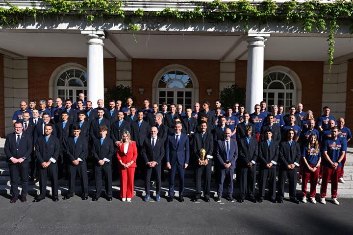 Pedro Sánchez junto a la selección española de fútbol 