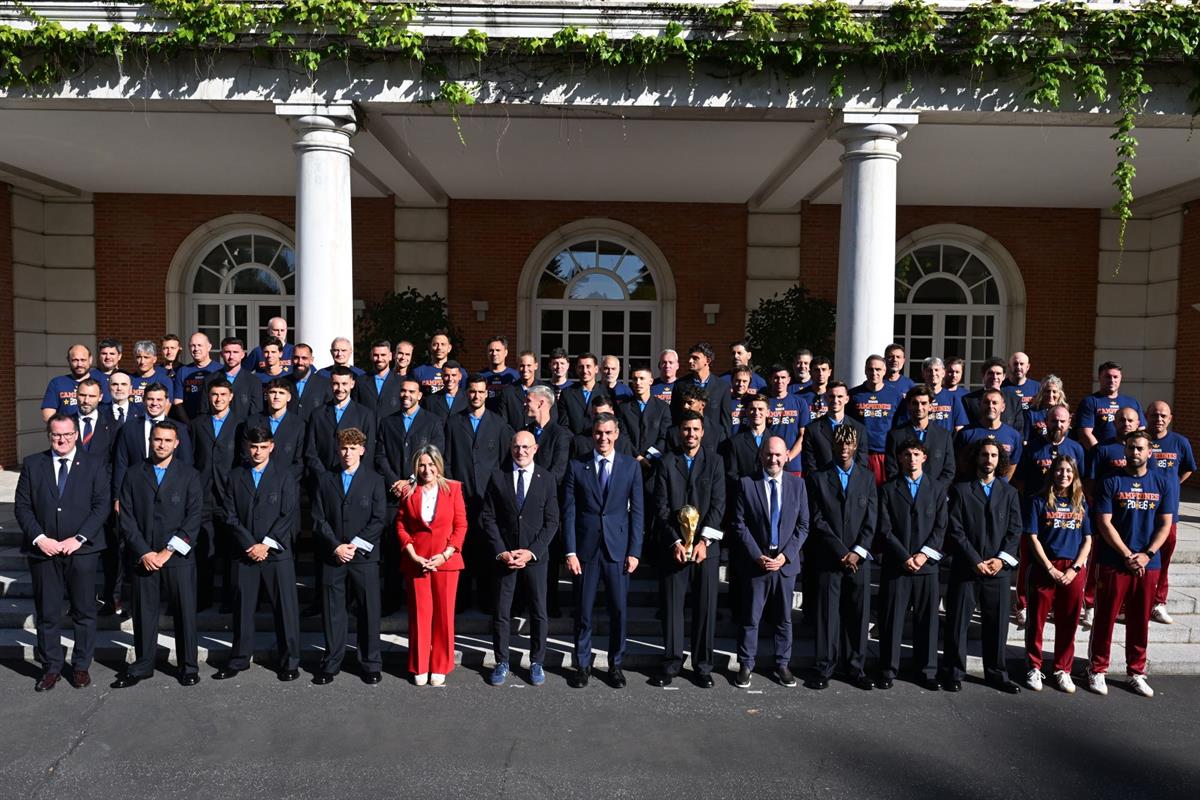 20/07/2026. Pedro Sánchez welcomes the national football team to Moncloa Palace. The President of the Government of Spain, Pedro Sánchez, du...