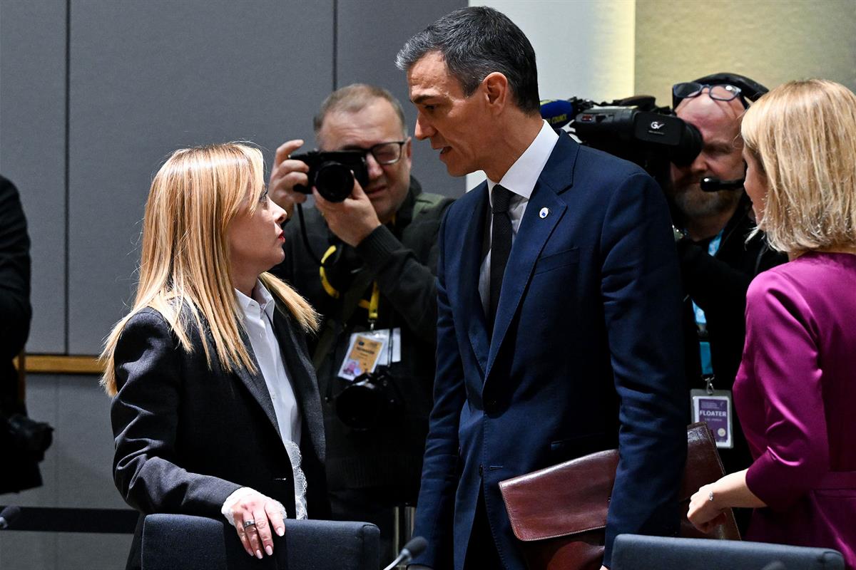 22/01/2026. Pedro Sánchez asiste al Consejo Europeo extraordinario. El presidente del Gobierno, Pedro Sánchez, junto a la primera ministra i...