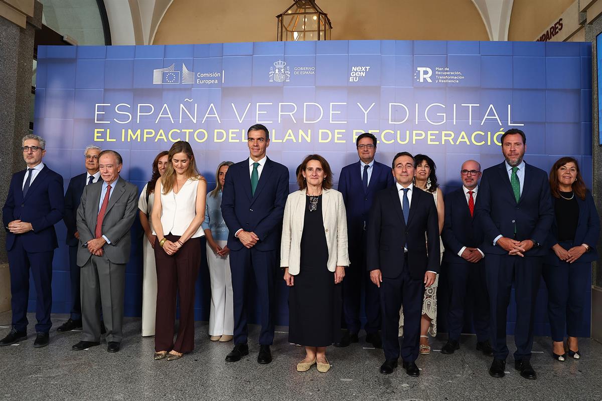 El presidente del Gobierno, Pedro S&aacute;nchez, junto a varios miembros de su Ejecutivo.