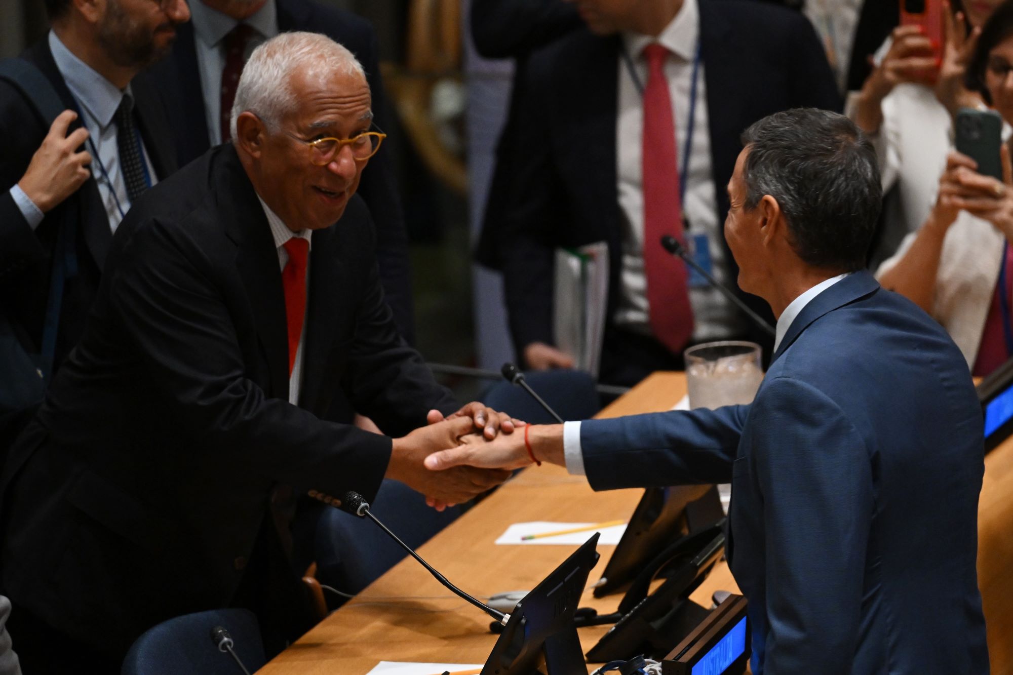 22/09/2026. Pedro Sánchez asiste al evento Partners for Multilateralism (P4M). El presidente del Gobierno, Pedro Sánchez, saluda al presiden...