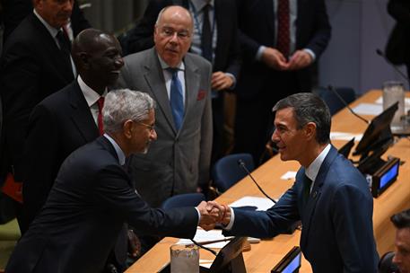 22/09/2026. Pedro Sánchez asiste al evento Partners for Multilateralism (P$M). El presidente del Gobierno, Pedro Sánchez, saluda al ministro...